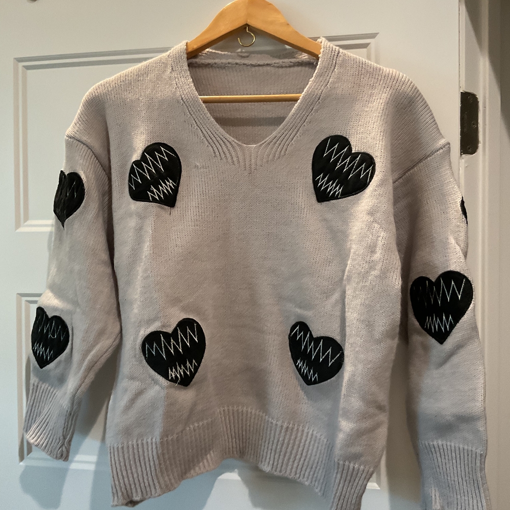 NEW NEVER WORN Women’s Cream Heart Patch V-Neck Sweater